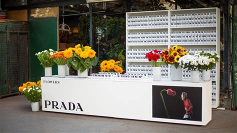 prada piazza repubblica|Prada Milano edicola speciale che vende fiori .